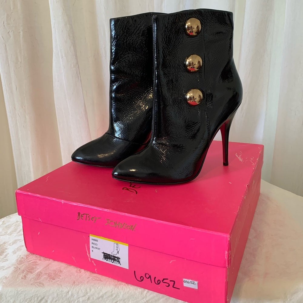 NWT Betsey Johnson Ricci Patent Leather Boots